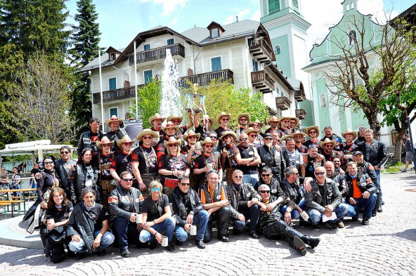 Die "Icebears" aus Toblach traten zum ersten Mal in der Division 1 an und holten gleich den ersten Meistertitel – diesen feierten die Südtiroler dann auch standesgemäß. Fotos: Anton Oberhammer