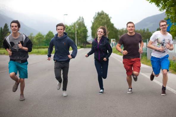 Die Projektgruppe "Road Runners" veranstaltet am Samstag, 14. Juni, einen Stadtlauf quer durch Lienz, v.l.: Elias Pichler, Michael Innerhofer, Katharina Ladstätter, Thomas Innerhofer und Lukas Seirer. Foto: Dolomitenstadt/Egger