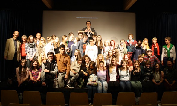 Comenius-Schlusspräsentation im Gymnasium im April 2014 mit Schülern aus Osttirol, Belgien und Frankreich. Links außen Organisator Roland Rossbacher.