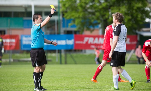 Für den Schiedsrichter gab´s am Tag der Arbeit viel zu tun: 12 Gelbe und eine gelbrote Karte zückte der Unparteiische bei diesem Spiel.