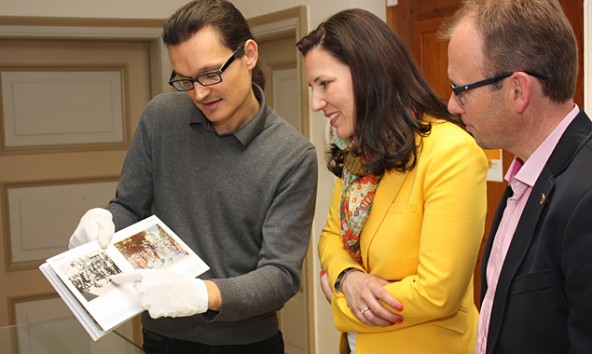 Martin Kofler (links), Leiter des Tiroler Photoarchives, zeigte EU-Kandidatin Barbara Schennach und Martin Mayerl einige seiner Schätze. Foto: VP-Lienz