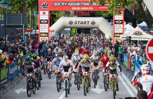 Um 7.30 machten sich 2300 Mountainbiker auf den Weg in Riva. Ganz vorne dabei Europameister Alban Lakata (Zweiter von rechts).