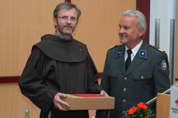 Bezirksstellenleiter Egon Kleinlercher verabschiedete den Rotkreuz-Kurator, Pater Jakob. 