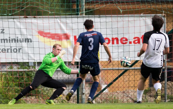 Der Schock: FCWR-Tormann Marco Ortner ist chancenlos bei diesem Schuss von Roman Sebastian Schmidt zum 0:1 für den FC Nassfeld Hermagor in der 60. Minute.