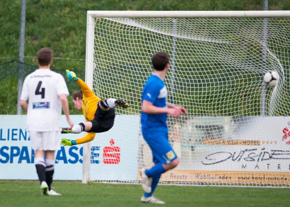 Tormann Darijo Vujicic (SC Reichenau) streckt sich beim 1:1 Ausgleich durch Kapitän Lukas Brugger (TSU Matrei) vergeblich. Fotos: Expa/Groder