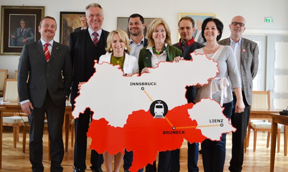 Foto (v.l.n.r.) Pöder, Federspiel, Blanik, Tinkhauser, Zwölfer, Knoll, Haselwanter-Schneider und Heiss setzen sich für eine Wiedereinführung des umsteigefreien Direktzuges Lienz-Innsbruck ein. Quelle: Liste Fritz