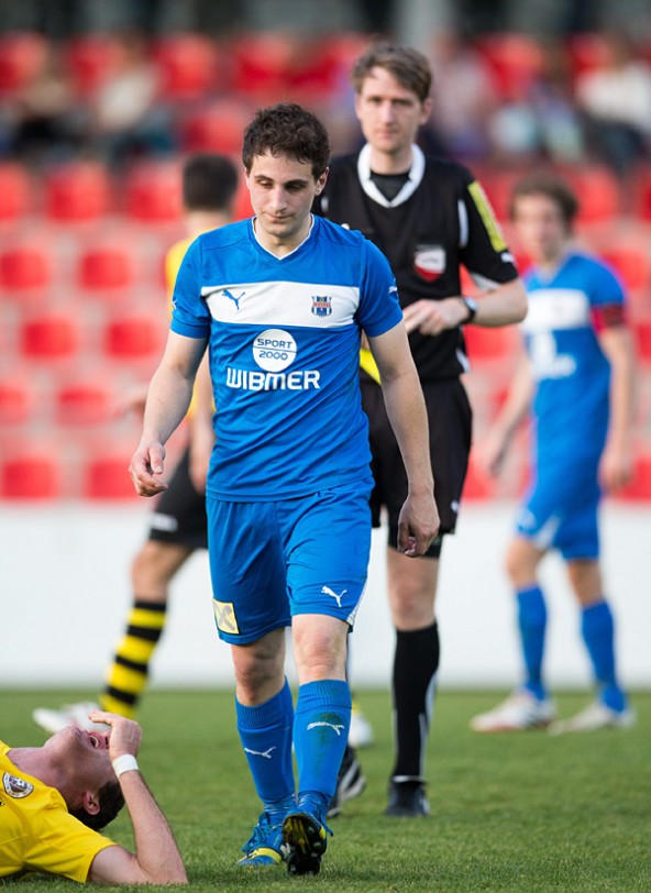 Schiedsrichter Martin Begusch zeigte Andreas Steiner (TSU Matrei) Gelb/Rot nach einem Foul.  