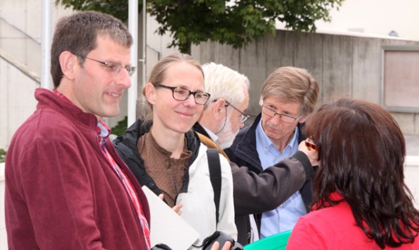 Jurymitglieder Carlo Lejeune,  Nadja Häupl, Peter Schawerda im Gespräch mit Bgm. Klaus Unterweger und Mitgliedern der Gemeinde. Foto: Gemeinde Kals/Linder