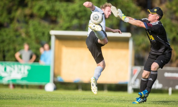 Der Debanter Kapitän, Thomas Unterassinger (links) bereitete den Gästen aus Mölltal Kopfzerbrechen. Foto: Brunner Images