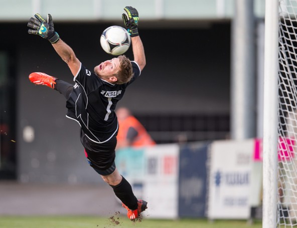 Lind-Torhüter Martin Granitzer hielt was ging, musste aber dennoch drei Mal den Ball aus dem Netz holen. Fotos: Expa/Groder