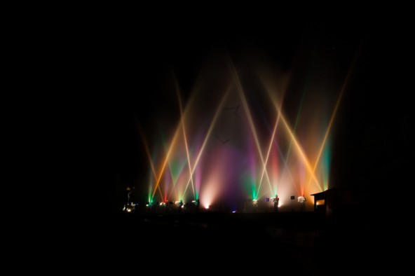 Das Publikum, darunter viele Fotografen bekamen hunderte verschiedene Wasser- und Lichtkonstellationen vor die Linse.