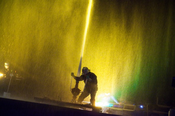 Neben acht Flutern kam auch ein Wasserwerfer und eine Wasserwand zum Einsatz. Fotos: Michael B. Egger