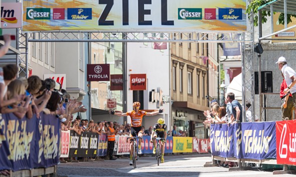 Sieger in der Dolomitenrundfahrt Classic, Maximilian Kuen, gefolgt von Johannes Berndl. Fotods: EXPA/ Johann Groder