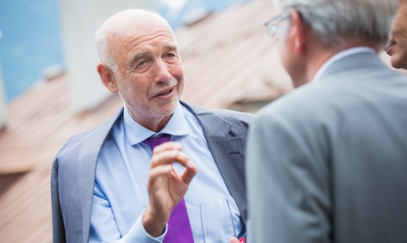 Der ältere Herr auf der Dachterrasse der Lienzer Sparkasse gab anschließend im Saal ordentlich Gas: "Querdenker" Andreas Braun. Fotos: Brunner Images