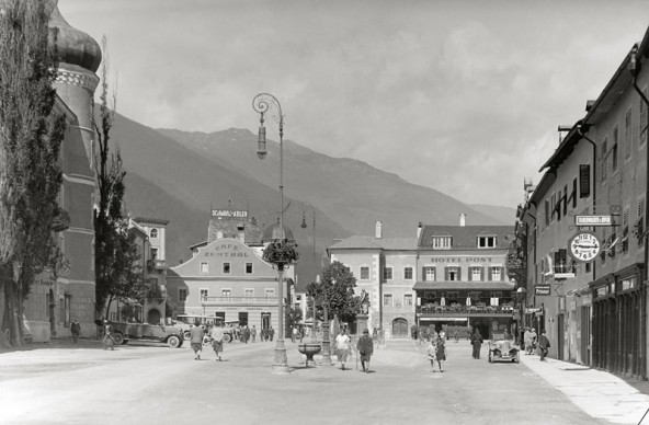 Um 1930 entstand diese Aufnahme vom Lienzer Hauptplatz, der damals Kaiser-Joseph-Platz hieß. Foto: Adolf Stefsky (aus dem Bestand des TAP).