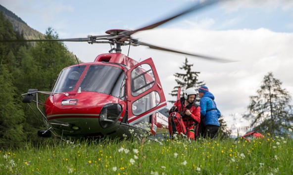 Notartzhelicopter Martin 4 auf dem Landeplatz der Bergrettungsleitstelle Kals. 