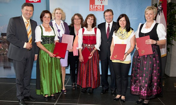 Von links: Siegfried Egger, Fachgruppenobmann Hotellerie WKO-Tirol, Margarethe Wibmer (Gästehaus Zedlacherhof), Ingrid Weiskopf (Gästehaus Schloßnerhof), Claudia Isep (Osttirol Werbung), Martha Wibmer (Appartements Martha), Landeshauptmann Günther Platter, Maria Steiner (Rasnerhof) und Theresia Rainer (Haus Sonnenhang). Foto: TVBO