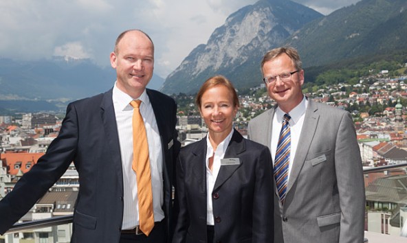 Das TAL-Management über den Dächern von Innsbruck: Dirk Strack, Mitglied der Geschäftsleitung, Geschäftsführerin TAL-Gruppe Ulrike Andres und Andreas Landsteiner, Prokurist TAL Österreich. Foto: TAL 