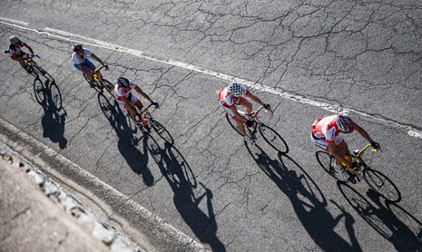 Ob Tunnel oder nicht – die Straße auf den Plöckenpass ist generell in schlechtem Zustand, das spürten vor wenigen Wochen auch die Teilnehmer am Supergiro Dolomiti. Foto: Expa/Groder