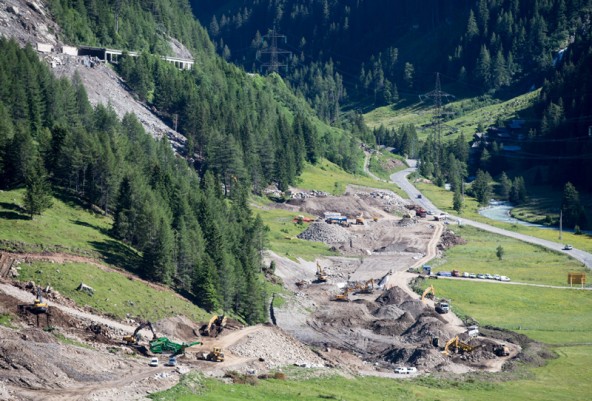 Müsste diese Baustelle gestoppt werden, wenn der Tauernbach zum Natura 2000-Gebiet wird? Im Groder-Bild ist gut zu sehen, wie knapp die neue Trasse am Bach vorbeiführt. 