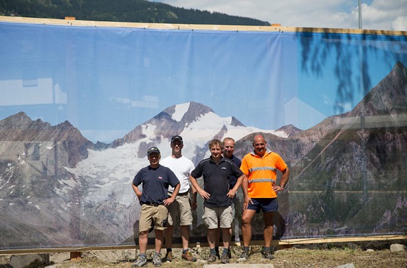 Da kommt Urlaubsfeeling auf. Das Riesen-Bergbild und die Männer, die es aufgespannt haben. Foto: Expa/Groder