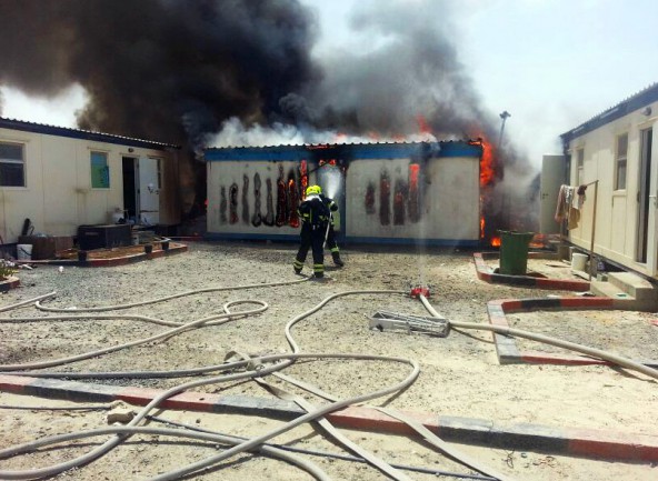 Die Firefighters aus Al Ruwais beim Einsatz in einem Arbeitercamp.