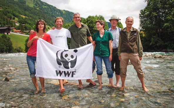 Die unermüdlichen Iselschützer. Von links: Rita Feldner, Nathan Spees und gebhard Tschavoll (WWF), Adolf Berger und Wolfgang Retter. Foto: Stephan Troyer