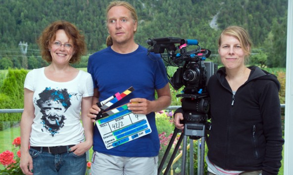 Die drei Hauptakteure am Filmset. v.l. Regisseurin Eva Spreitzhofer, Andy Holzer und Kamerafrau Leena Koppe. Foto: Brunner Images / Thimfilm.