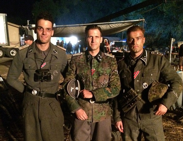 Bernhard Forcher (Mitte) mit Schauspieler-Kollegen am Set von "Fury - Herz aus Stahl". 