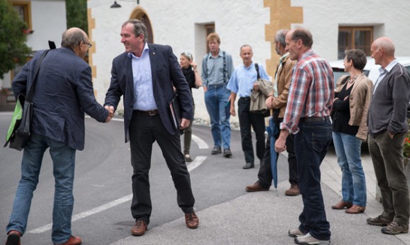 Moderater als die Kraftwerks-Bürgermeister gibt sich Hermann Kuenz, hier beim symbolischen Handshake mit Sepp Brugger in Kals. Foto: Expa/Groder