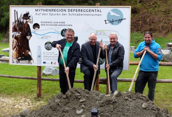 Gerald Hauser,  Ernst Fleischhacker, Heilwasser-Geschäftsführer Egon Kleinlercher und Künstler Michael Lang (von links) beim Spatenstich. 