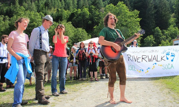 Nicht nur das rauschen der Isel sondern auch die Gitarre von Peter Franz sorgten für Stimmung beim Iselfest. Monika Unterwurzacher, Adolf Berger und Rita Feldner hören zu. Foto: Ian Trafford