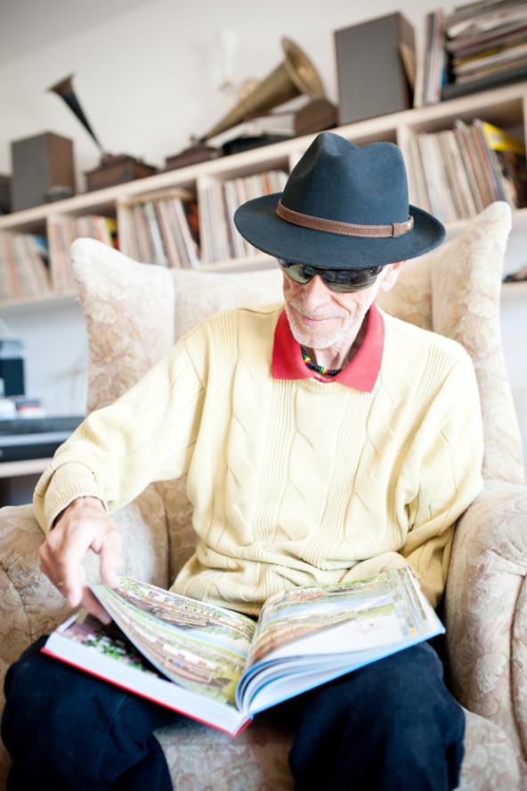 Louis Holzer blättert in seinem steirischen Domizil durch seinen Bildband über Osttirol. Foto: Miriam Raneburger