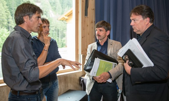 Andreas Köll (rechts) und Dietmar Ruggenthaler (Mitte) zeigen wenig Verständnis für die Argumente von Klaus Michor (links), Chef der Planungsfirma Revital und Gutachter der Umweltabteilung. Foto: Expa/Groder