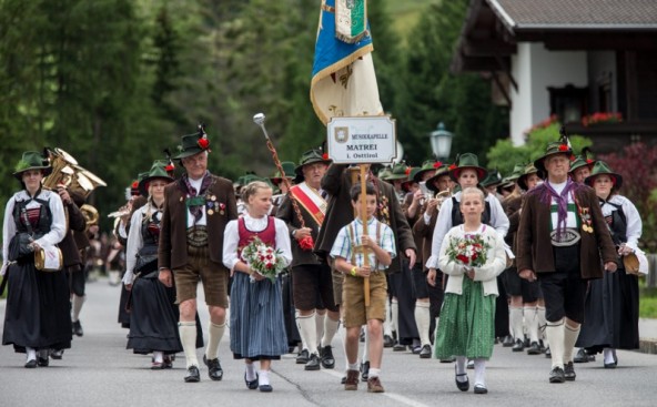 Beim Iseltaler Bezirksmusikfest in Kals war die Welt noch in Ordnung. Jetzt fehlen der Musikkapelle Matrei zwei Damen-Trachtenhütte. (Foto: EXPA/Hans Groder)