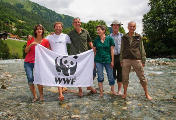 Gebhard Tschavoll vom WWF (Bildmitte) umgeben von Iselschützern. Er glaubt nicht an einen Zufall bei der Terminwahl für die Gemeindeversammlung. 