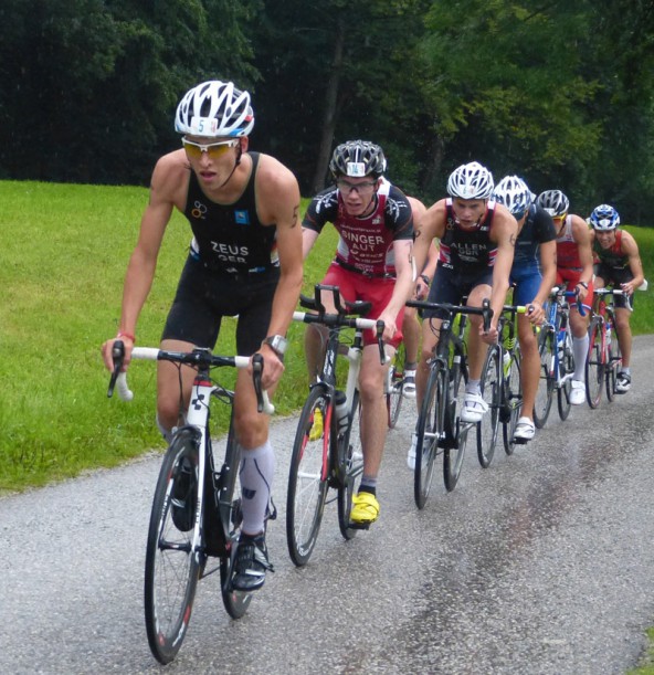 Starke Gegner und Sauwetter – Michael Singer (2.v.l.) steckte beides weg, beim Cross-Triathlon in Zittau und bei der Duathlon-EM in Großraming.