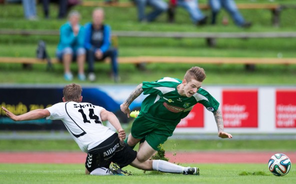 Spiel mit dem Ball? Wohl kaum. Clemens Gessner wird niedergesäbelt, der Elferpfiff blieb aus.