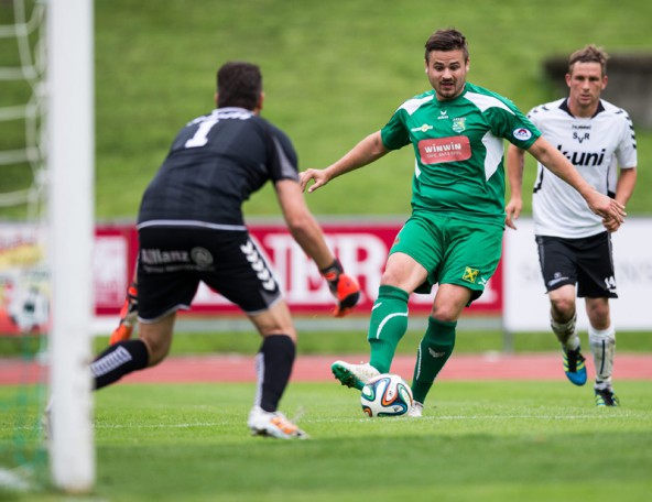 Sven Lovric schickt einen Pass an Rothenturn-Goalie Rene Ramschak vorbei Richtung Mitte. Dort wartet Lukas Steiner, der gleich zum 1:1 einschießen wird. Fotos: Expa/Groder