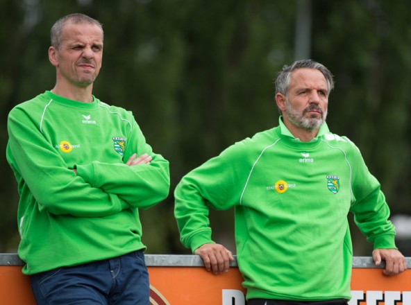 Nachdenklliche Mienen bei Rapid-Trainer Markus Hanser (rechts) und Co-Trainer Markus Resinger.