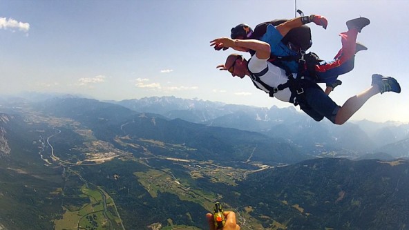 Der Dolomitenstadt-Springer – oder die Springerin – sieht nicht nur die Welt von oben, sondern auch sich selbst im Video! 