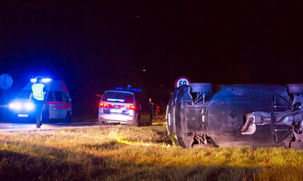 Drei Verletzte hinterließ ein Autodieb auf seiner Flucht am 8. August in Debant. Die Polizei sucht nach ihm. Foto: Brunner