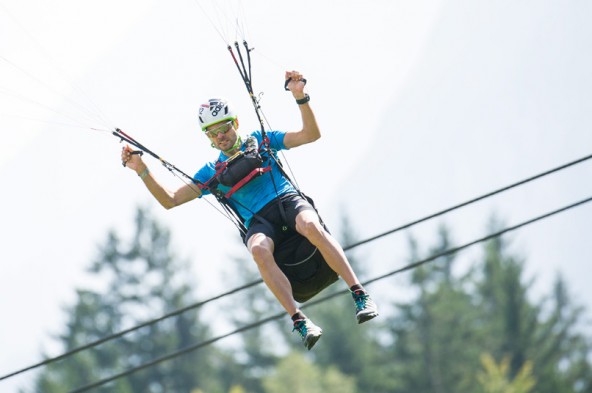 Jakob Herrmann schwebt ein, an dritter Stelle liegend. Am Ende hatte sein Team Adidas die Nase vorn.