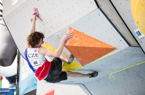 Er ist einer der besten "Boulderer" der Welt, ein schillernder Sportler und möglicher Starter beim "Free Solo Masters" in Lienz: Adam Ondra aus Tschechien. Foto: David Robinson/Red Bull Content Pool