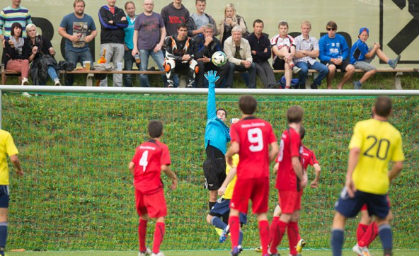 250 Zuseher verfolgten das Spiel der Spitzenmannschaften der 1. Klasse A. Foto: Brunner Images