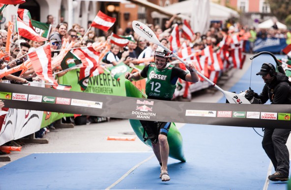 So sehen wahre Dolomitenmänner aus. Stephan Brodicky ist im Ziel. Foto: Martin Lugger