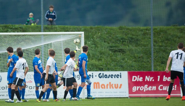 Maßarbeit. Daniel Brandauer zirkelt den Ball über die Matreier Mauer genau ins Kreuzeck. 0:1 für die Gäste.