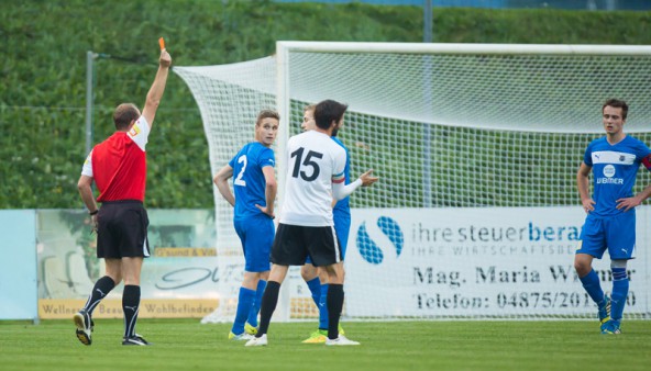 Der Anfang vom Ende. Schiedsrichter Arno Weichsel zückt die Rote und schickt Daniel Kofler vom Platz. Fotos: Brunner Images