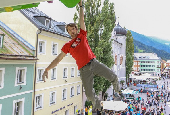 Free-Solo-Erfinder Peter Ortner lässt sich hängen. Die Wand ist in einetr Stunde aufgestellt und soll in künftig auf Tour in die Metropolen gehen. Foto: Dominik Angerer