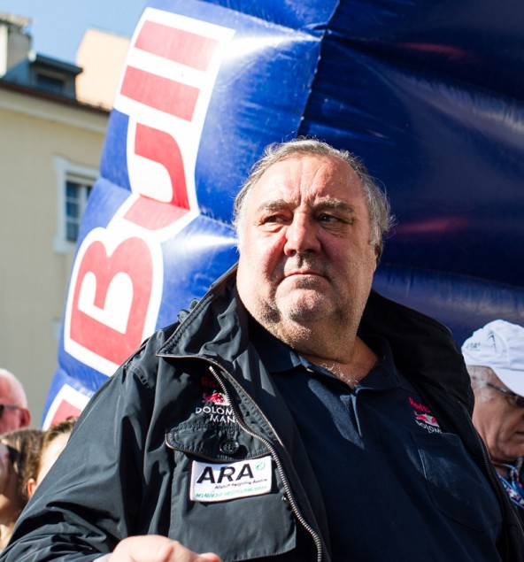 Kann dieser Mann das Wetter beeinflussen? Manchmal schaut es danach aus. Werner "Grizzly" Grissmann schaut grimmig, doch die Sonne lacht!